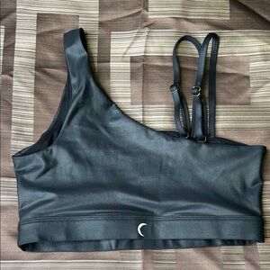 Zyia leather feel bra
Add some fun to your workouts, run fits or wardrobe!